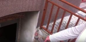 [VIDEO] Dlaczego prokuratura w Toruniu nie kończy dramatu atakowanej kamieniami i smołą biznesmenki? Ofiara ataków sama wskazuje lokal, z którego napastnik pobierał słoiki ze smołą! 