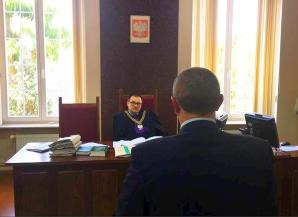 [VIDEO] Czy burmistrz Krapkowic nie jest zainteresowany bezpieczeństwem pożarowym na swoim terenie? Dlaczego utajnił dziś swoje zeznania przed sądem w sprawie doprowadzenia wody do firmy przerabiającej karton m.in. na trumny?