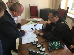 [VIDEO] Czy burmistrz Krapkowic nie jest zainteresowany bezpieczeństwem pożarowym na swoim terenie? Dlaczego utajnił dziś swoje zeznania przed sądem w sprawie doprowadzenia wody do firmy przerabiającej karton m.in. na trumny?