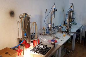 [VIDEO] Funkcjonariusze Policji i KAS zlikwidowali linię produkcyjną i magazyn z podrobionymi perfumami