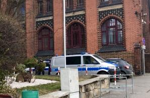 [VIDEO] Spokoju w Sądzie w Wałbrzychu pilnuje dziś Policja. Czy zakończy się koszmar izolowania dzieci w wieku 4 i 6 lat? I bandyckiej agresji względem ojca?