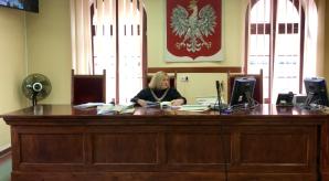 [VIDEO] Spokoju w Sądzie w Wałbrzychu pilnuje dziś Policja. Czy zakończy się koszmar izolowania dzieci w wieku 4 i 6 lat? I bandyckiej agresji względem ojca?