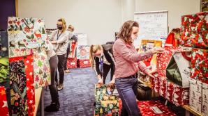 [VIDEO] Wigilia Caritas. Wspólny posiłek i prezenty pod choinkę