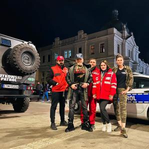 [VIDEO] Rutkowski wrócił z objętej wojną Ukrainy. Wraz z żoną Mają, która uruchamia projekt humanitarny, przywieźli 30 uchodźców. Oboje zapowiadają ponowny wyjazd