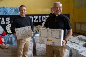 [VIDEO] Pudełka Szczęścia dla dzieci od Caritas