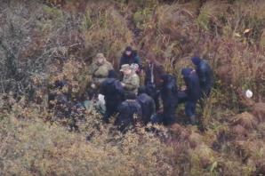 [Video] Krótka odprawa przed akcją i do szturmu. Na filmie służby białoruskie szkolą na migi imigrantów na granicy
