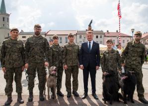 Minister M. Błaszczak: z każdym rokiem wzrasta zainteresowanie młodych ludzi edukacją w klasach mundurowych