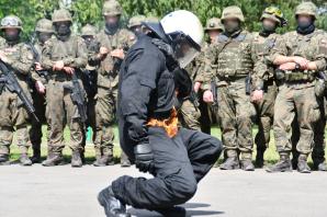 Policjanci szkolą żołnierzy wojska polskiego i strażników granicznych