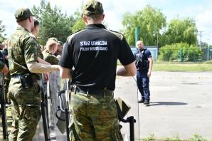 Policjanci szkolą żołnierzy wojska polskiego i strażników granicznych