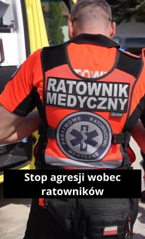 [VIDEO] Agresywny 18-latek zaatakował ratowników medycznych
