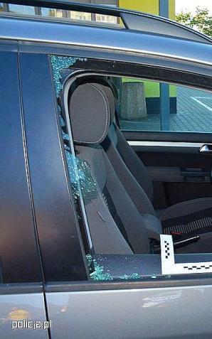 Zostawiła w upał dzieci w samochodzie i poszła na zakupy