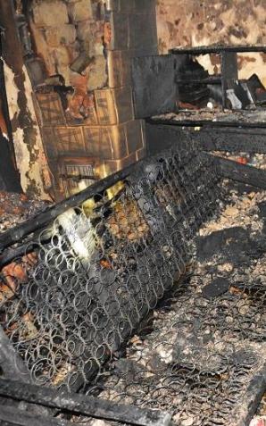 Legniccy policjanci uratowali życie dwóm mężczyznom uwięzionym w płonącej kamienicy