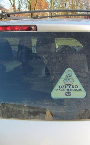Policjant wybił szybę i wyciągnął dziecko z auta