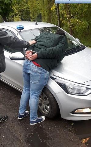 Legniccy policjanci zatrzymali oszusta podającego się za „adwokata”, który próbował wyłudzić pieniądze od seniora