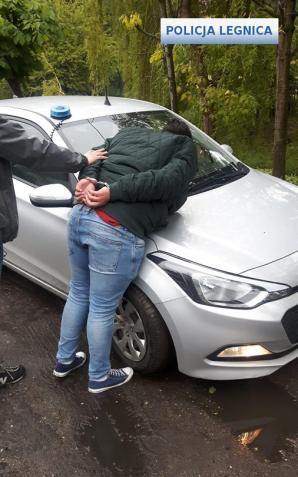 [VIDEO] Legniccy policjanci zatrzymali oszusta podającego się za „adwokata”, który próbował wyłudzić pieniądze od seniora