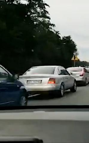 [VIDEO] Korytarz życia na Wiślance – brawo kierowcy!