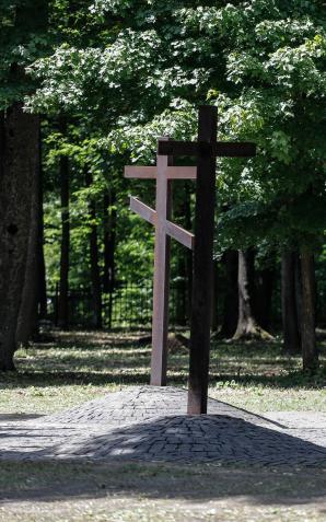 Rosyjska bomba kasetowa spadła na Cmentarz Ofiar Totalitaryzmu w Charkowie. Pozostałe nekropolie znajdują się w: Katyniu (Rosja), Miednoje (Rosja) oraz Kijowie-Bykowni (Ukraina)