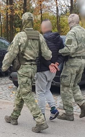 [VIDEO] Przemytnicy się zbroją. Kolejne auto z systemem anty-pościgowym. Strzały na drodze