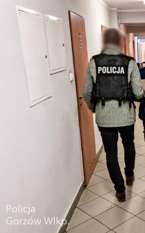 [VIDEO] Na kolanach okradł skarbonkę kościelną   