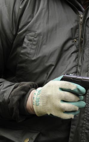 [VIDEO] Legniccy policjanci błyskawicznie zatrzymali sprawców kradzieży rozbójniczej. Jeden ze sprawców groził atrapą broni