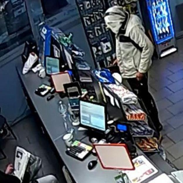 [VIDEO] Napaść na stację paliw...zniechęcił się i wyszedł, bo kasjer czytał gazetę - trafił do aresztu