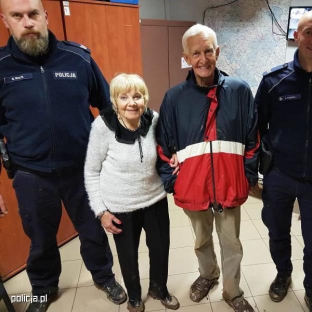 Nawigacja wywiodła ich w pole. Pomogli policjanci