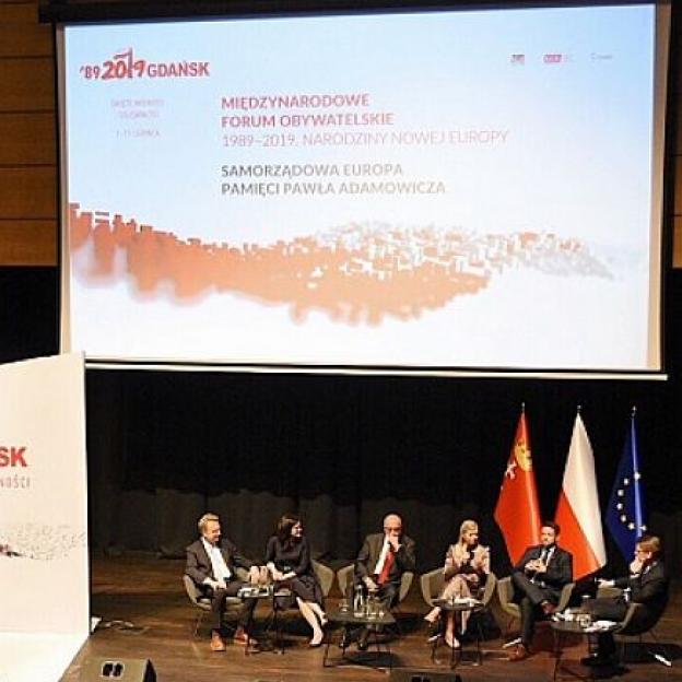 Październik to zarazem wybory i referendum o przyszłości samorządu - debata prezydentów