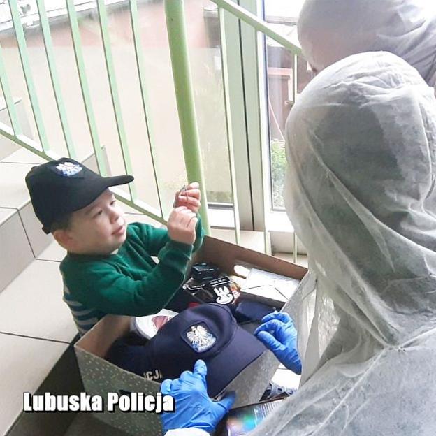 [VIDEO] Pokażecie mi proszę jak wygląda Policja! Marzenia 7 – letniego Andrzejka spełniły się dzięki policjantom!
