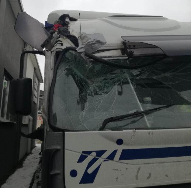 Szwecja: Uszkodzoną ciężarówką przejechał dziesiątki km, został zatrzymany gdy do celu zostało mu 90 km