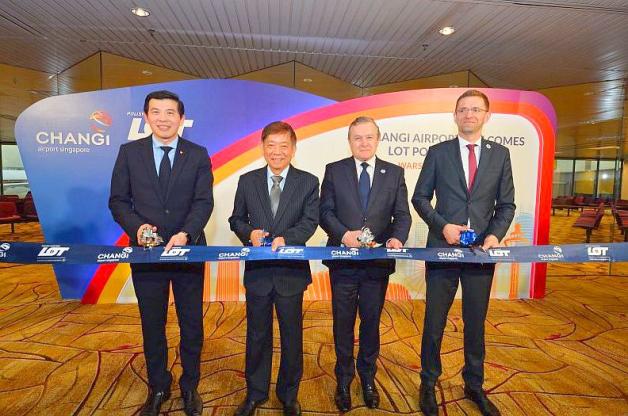 Inauguracyjny LOT do Singapuru z udziałem ministra Piotra Glińskiego