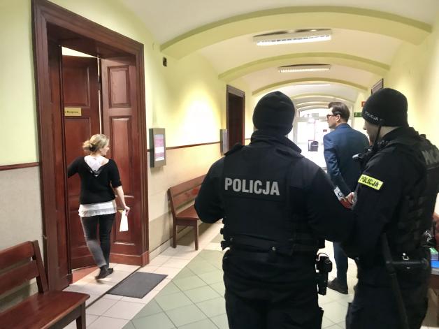 [VIDEO] Spokoju w Sądzie w Wałbrzychu pilnuje dziś Policja. Czy zakończy się koszmar izolowania dzieci w wieku 4 i 6 lat? I bandyckiej agresji względem ojca?