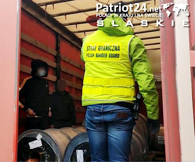 [VIDEO] Cudzoziemcy ukryci w Tureckiej naczepie na słowacko-polskiej granicy. Kierowcy TIRów obywatelami Mołdawii i Bułgarii