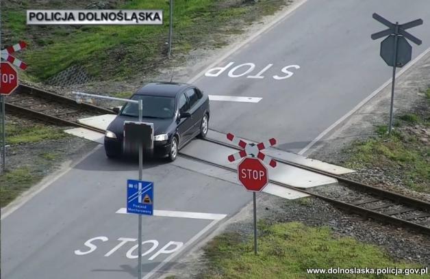 [VIDEO] Kierowco miej się na baczności! Dolnośląscy policjanci nawet z powietrza obserwują twoje zachowanie na drodze