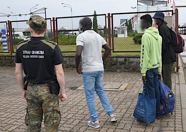 Dwóch obywateli Gambii i obywatel Nigerii udawali surwiwalowców. Przekroczyli granicę z Ukrainy, chcieli dotrzeć do Niderlandów 