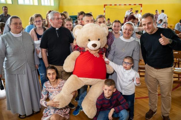 [VIDEO] Pudełka Szczęścia dla dzieci od Caritas