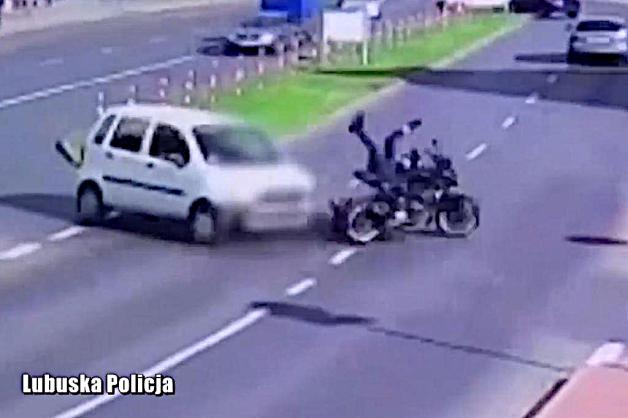 [VIDEO] Wypadek z udziałem motocyklisty